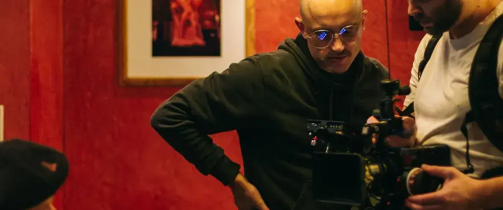 Camera crew with the rig in a red-walled room during the IVENDPAY commercial shoot