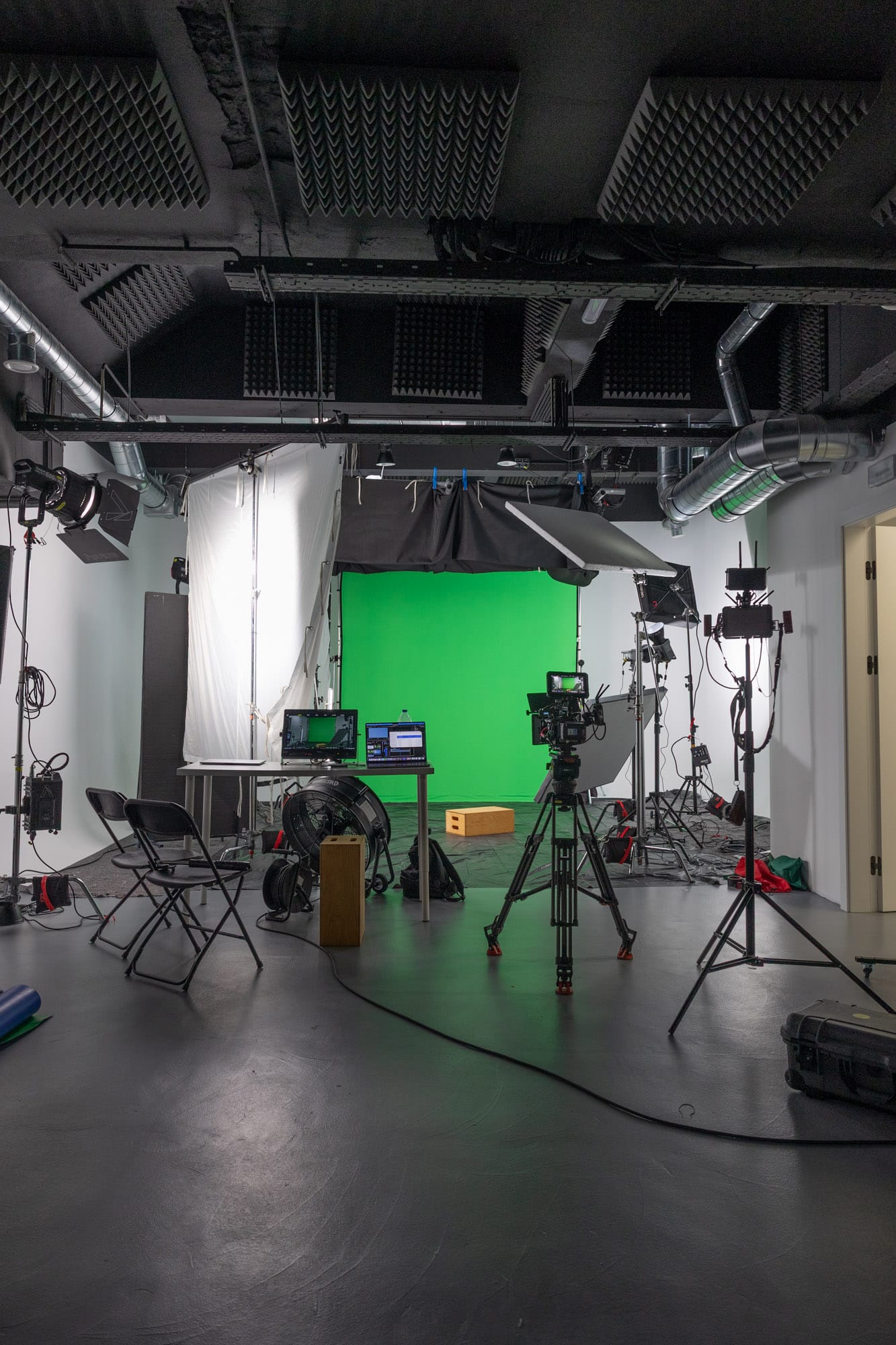 Green screen and lighting set at Comuna Studios, Lisbon