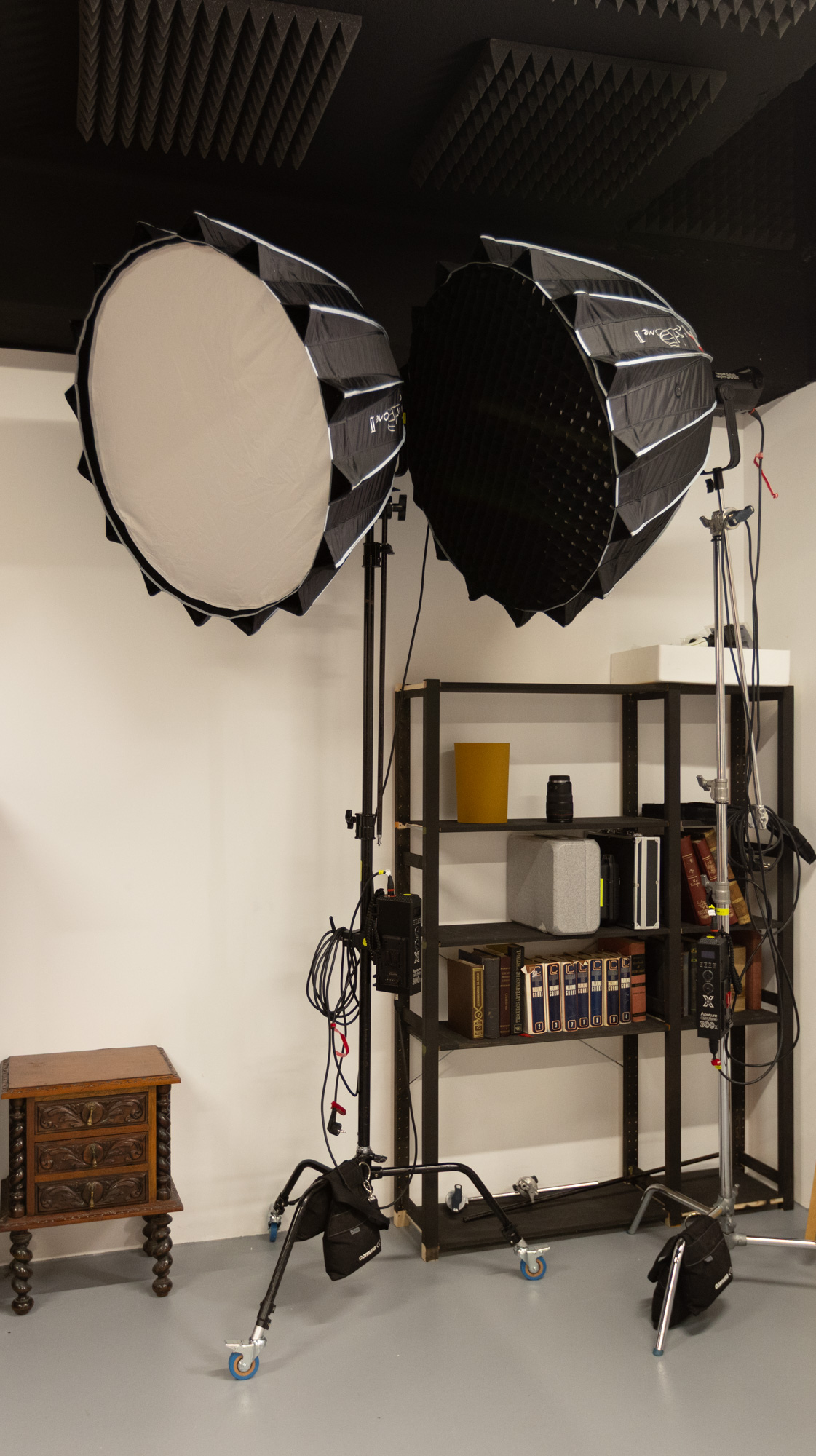 Setup de iluminação no estúdio de content em Lisboa