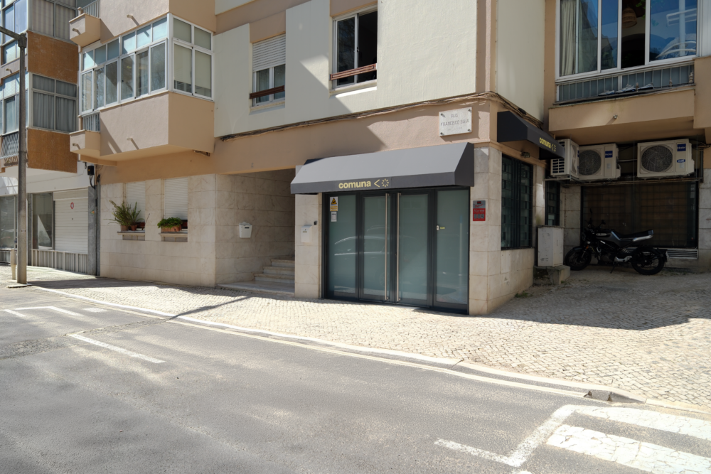 Comuna Rental House entrance — Rua Francisco Baía 2A, Lisbon